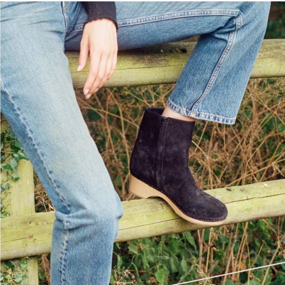 Doen Whitby suede boots 
Size 37. Like new!